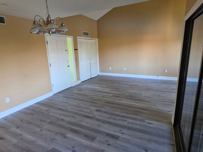 Foto del edificio - 4158 Pinelake Ln