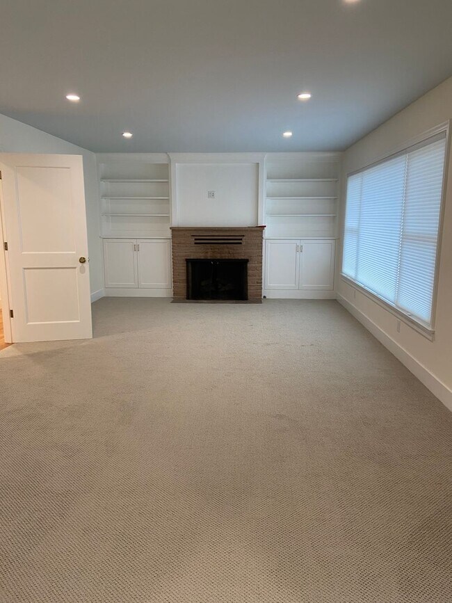 Building Photo - Beautifully remodeled 3/2 8767 Cypress Ave.