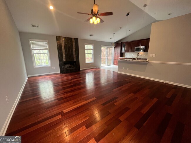 Foto del edificio - 865 Riverside Walk Crossing NE