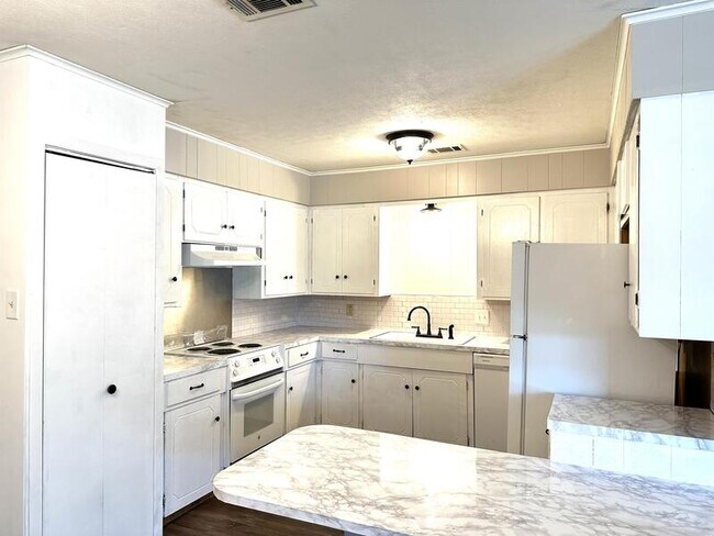 Foto del edificio - 2729 Mccarley Dr