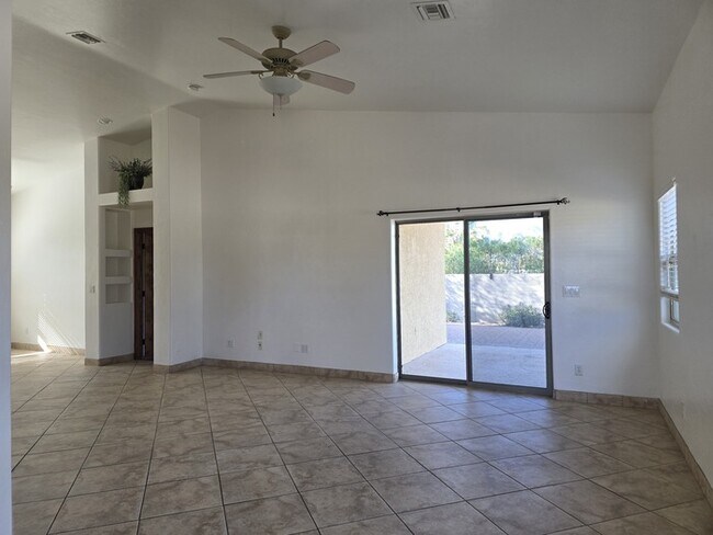 Foto del edificio - Spacious East Side Oasis – 4 Bed, 2 Bath Home with Premium Upgrades!