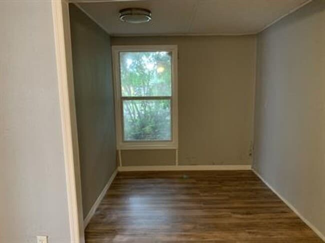 Building Photo - Welcome to this charming 3-bedroom, 1-bathroom apartment located in the heart of Leesburg, Florida!