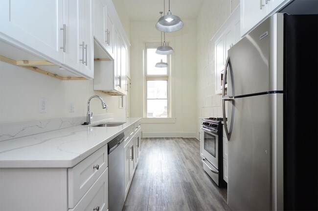 Building Photo - 690 3rd St