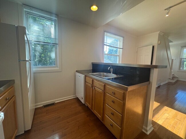 Foto del edificio - Available August 1, 2026; Lease will end July 27, 2027