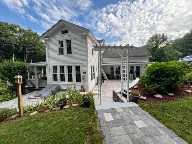 Building Photo - 1050 Clintonville Rd