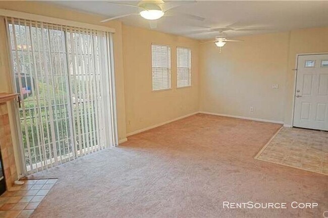 Building Photo - 2 bed, 2 bath Condo in Valencia For Rent!