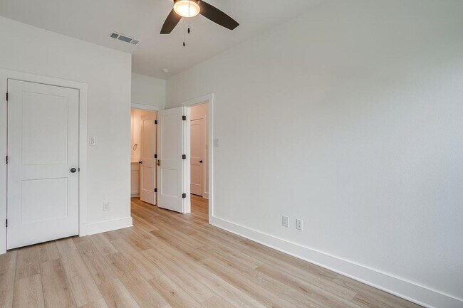Foto del edificio - 2345 Benbrook Blvd