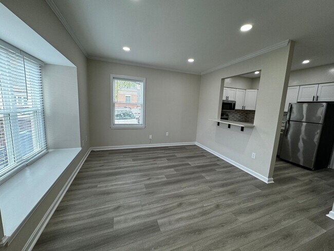 Building Photo - Bright and sunny corner 1br 1ba condo w pa...