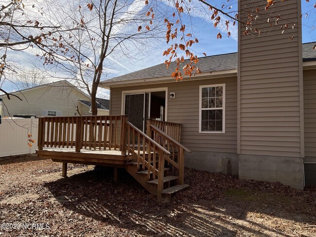 Building Photo - 305 Eider Loop