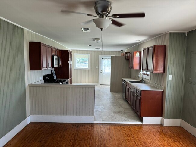 Building Photo - 1003 Suthon Ave
