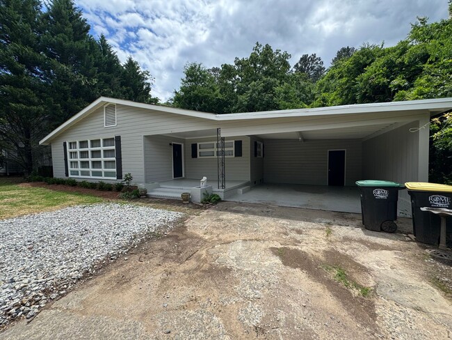 Building Photo - Nice 3/2 House in Summerville Park- $1,795
