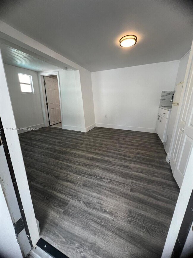 Foto del edificio - 1999 NW 2nd St