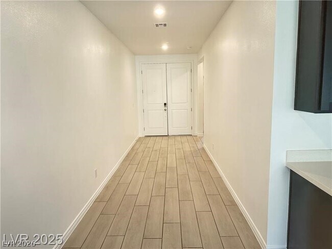 Foto del edificio - 9565 Camelback Crk Dr