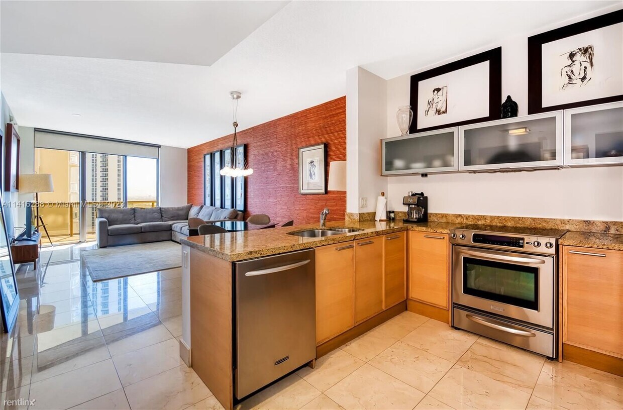 Foto principal - 1 br, 1.5 bath Condo - 16275 Collins Ave A...