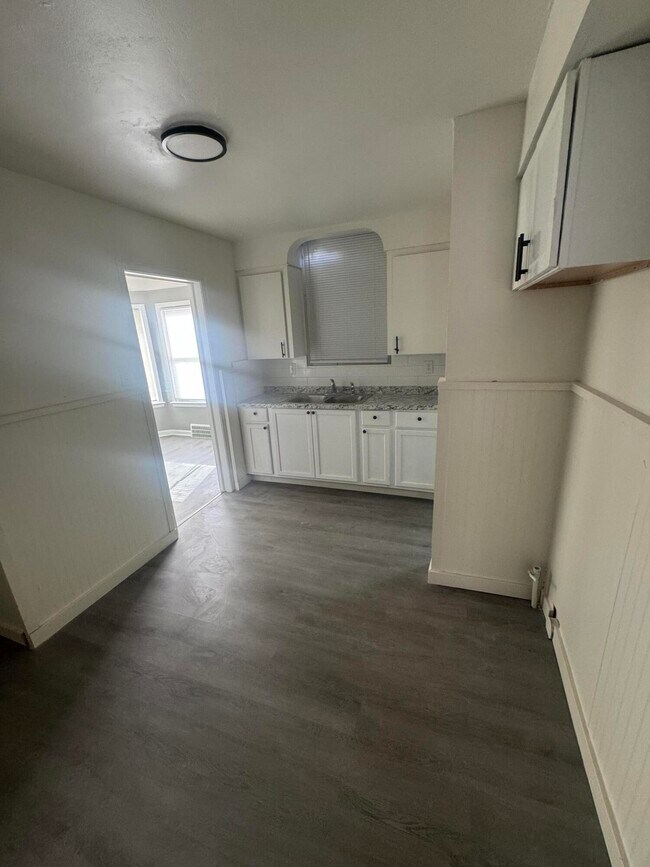 Building Photo - 10713 Beaconsfield St