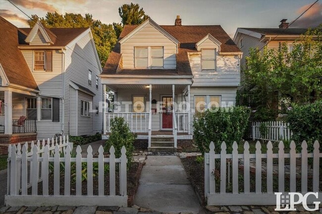 Building Photo - 2029 Berdan Ave