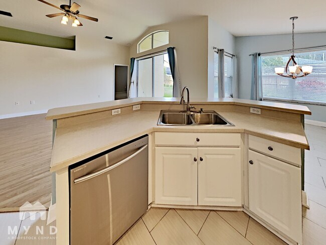 Building Photo - 1500 Baythorn Dr