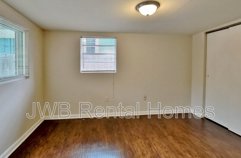 Building Photo - 516 W 60th St