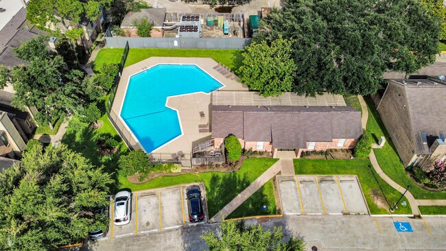 Building Photo - 1022 Memorial Village Dr