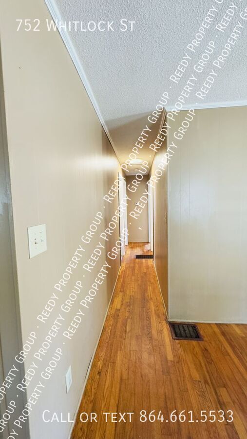 Building Photo - 752 Whitlock St