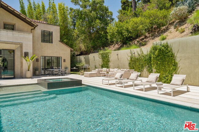 Foto del edificio - 7801 Hillside Ave