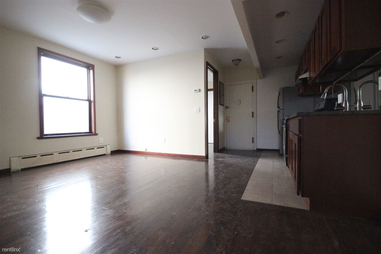 Foto principal - 1879 Troutman St