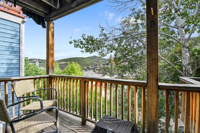 Bottom Deck - 252 Woodside Ave