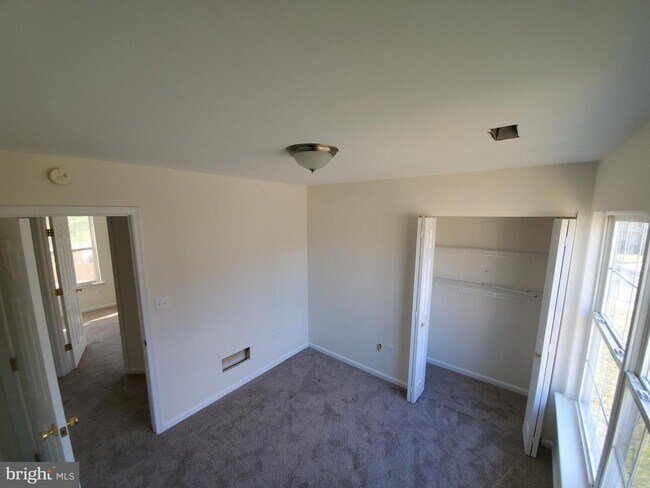 Building Photo - 15 Heatherfield Way