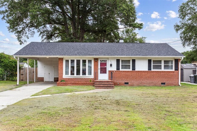Building Photo - Charming brick rancher with modern kitchen...