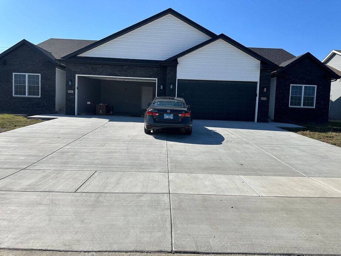 Castle Pines Duplex Apartment for Rent in Springfield, IL