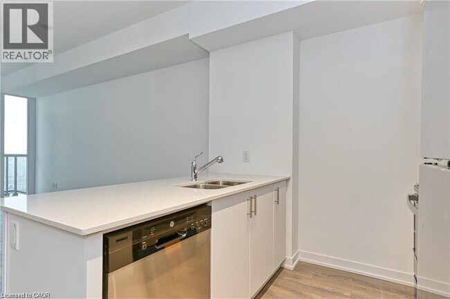 Photo du bâtiment - 550 N Service Rd