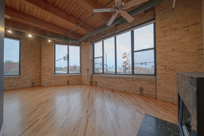 Building Photo - 2222 W Diversey Ave