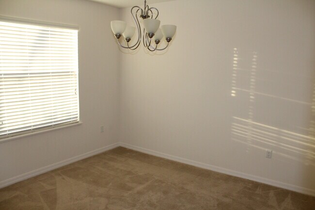 Building Photo - Call Ed for showings 352-217-0284