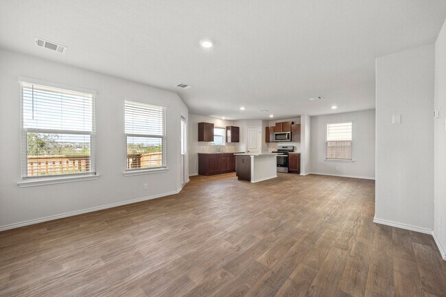 Foto del edificio - REDUCED DEPOSIT!!! New Construction in Whi...