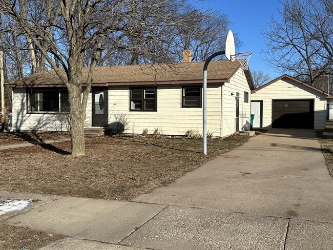 Building Photo - 136 Elmwood Ln