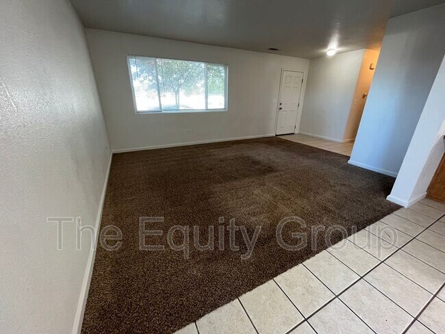 Foto del edificio - 3231 E Noble Ave