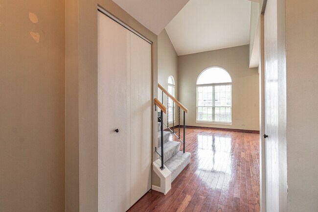 Building Photo - 527 Woodhaven Dr