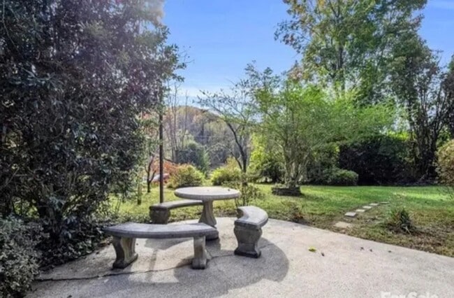 Foto del edificio - Charming 3-Bedroom Cottage with Garage & C...