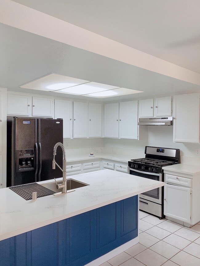 Building Photo - 363 N Melrose Dr