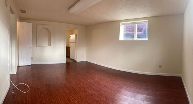 Building Photo - Cute Apartment Downtown