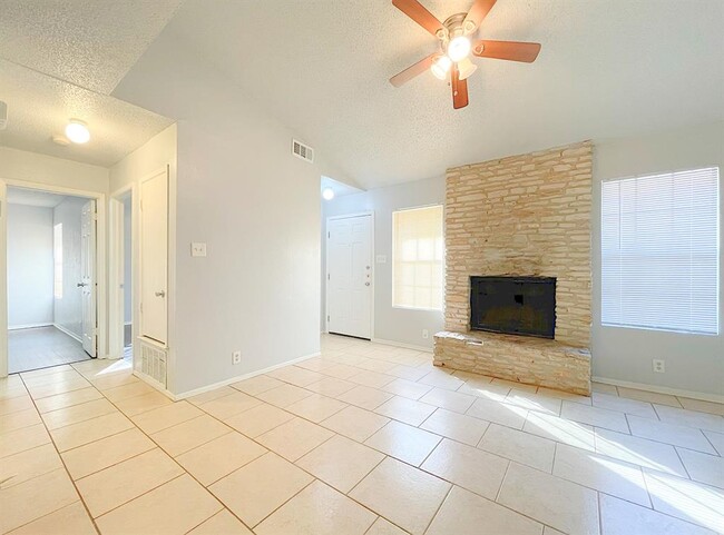 Foto del edificio - 12414 Deer Falls Dr