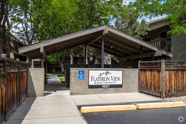 Entrada y correo - Flatiron View Apartments