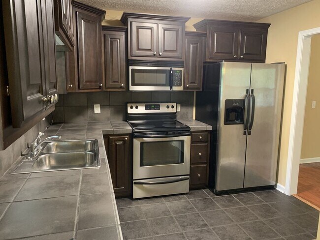 Building Photo - 3 Bedroom 2 Bath Home