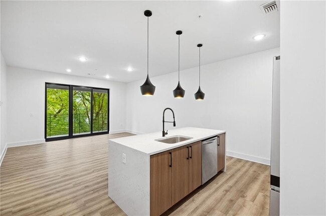 Foto del edificio - 112 Rogers St NE