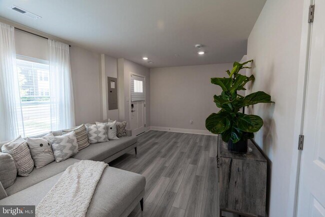 Foto del edificio - 6917 Waterbury Pl