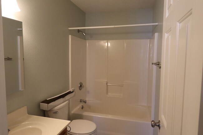 Foto del edificio - 4 bedroom..3 bath split level home for ren...