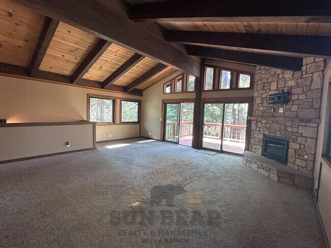Foto del edificio - Spacious 3 Bed, 3.5 Bath Home with Forest ...