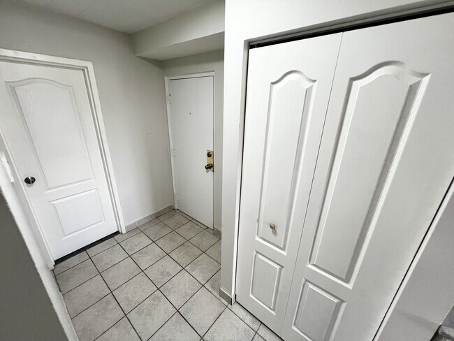 Building Photo - 591 Wellington Ave