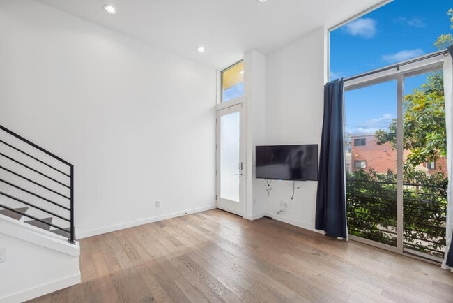 Building Photo - 2218B Yale Ave E - 2 bedrooms + den
