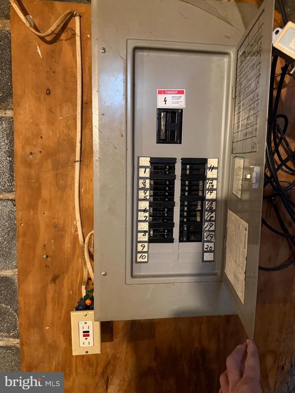 Building Photo - 425 Factory St